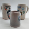 Três canecas de cerveja