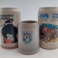 Três canecas de cerveja