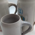Três canecas de cerveja