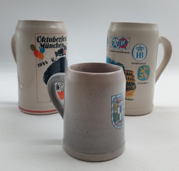 Três canecas de cerveja