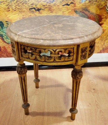 Mesa com tampo em mármore