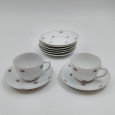 Duas chávenas de café e oito pires
