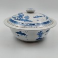 Prato coberto azul e branco