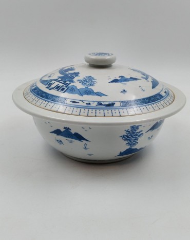 Prato coberto azul e branco