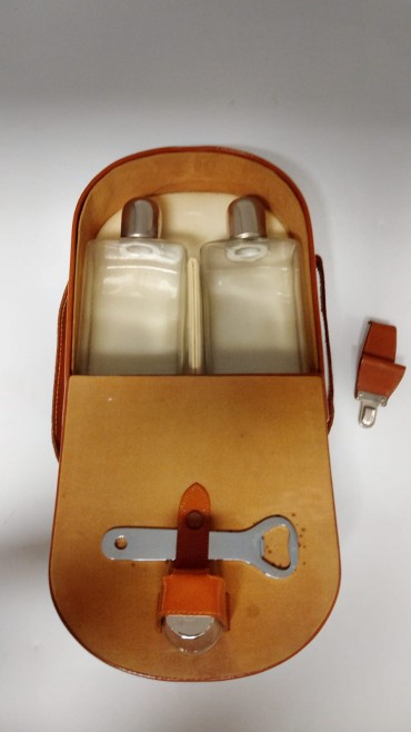 Estojo com dois frascos, abre latas e copo