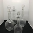 Quatro garrafas de tamanhos diferentes