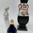 menina, frasco e jarra