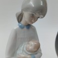 menina, frasco e jarra