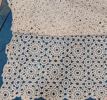 Toalha de mesa com rosetas