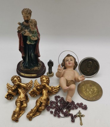 Conjunto de objetos religiosos