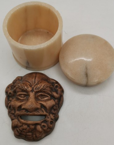 Caixa e máscara