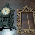 Relógio de mesa e moldura