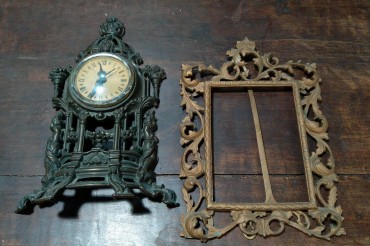 Relógio de mesa e moldura