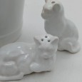 Lote de loiça branca (caixa, vaso e par de gatos)