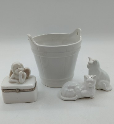 Lote de loiça branca (caixa, vaso e par de gatos)