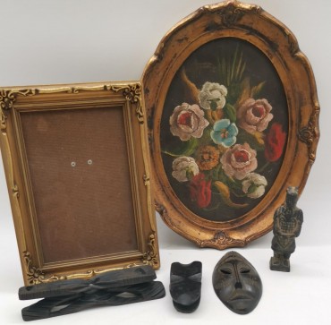 Moldura, pintura e quatro peças em madeira