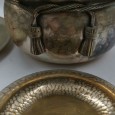 Taça e três pratos em metal