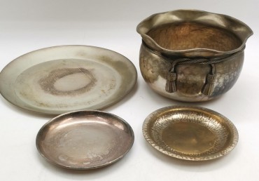 Taça e três pratos em metal