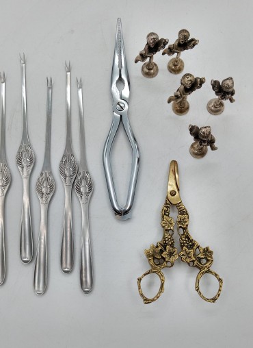 Marcadores, tesoura e instrumentos para marisco