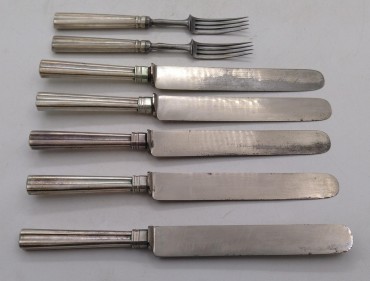 Cinco facas e dois garfos 