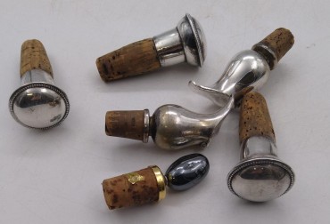 Seis rolhas de garrafa 