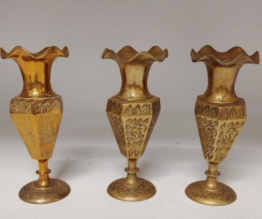 Três jarras gravadas