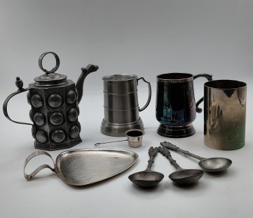 Conjunto de peças em metal branco