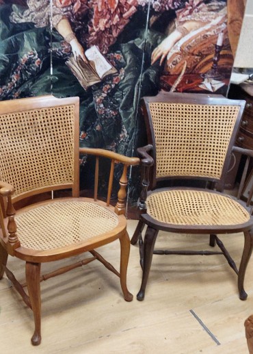 Duas cadeiras de braços e palhinha