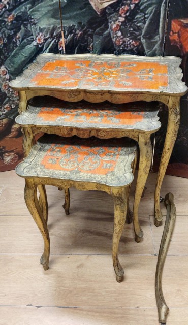 Três mesas de encaixar