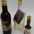 «Três garrafas miniatura»