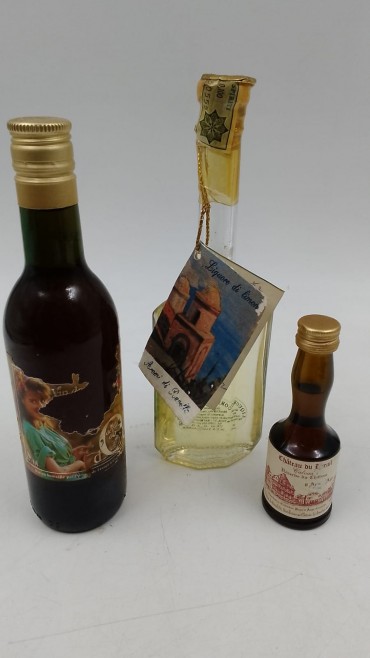 «Três garrafas miniatura»