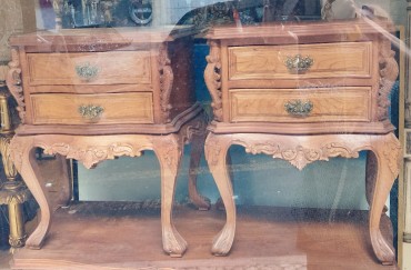 Duas mesas de cabeceira