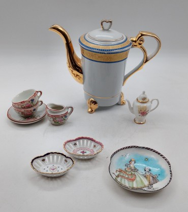 Diversos objetos em porcelana