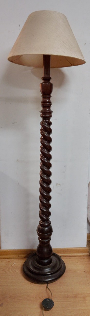 Candeeiro de pé alto