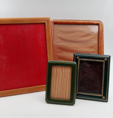 Quatro molduras em pele