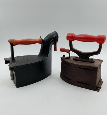 Dois ferros de engomar (pegas coloridas)