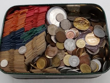 «Caixa com dezenas de moedas»