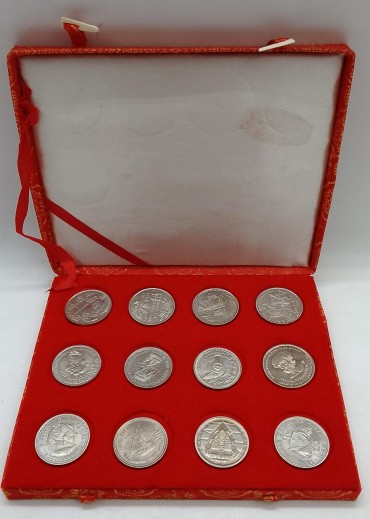 «Caixa com 12 moedas»