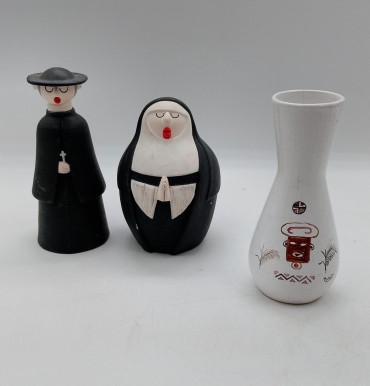 Padre, freira e jarra