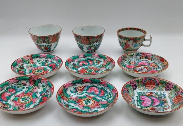 Seis taças, duas taças e uma chávena 