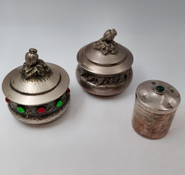 Três peças em metal