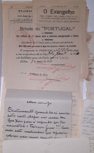 Lote de pequenos manuscritos, convites e papéis interessantes