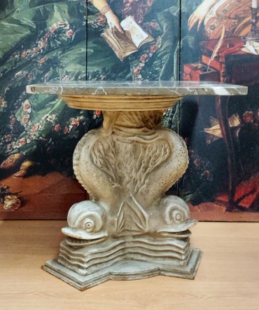 Mesa com pé de golfinhos