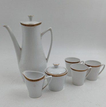 Bule, leiteira, açucareiro e três chávenas