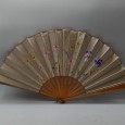 Leque com pintura assinada