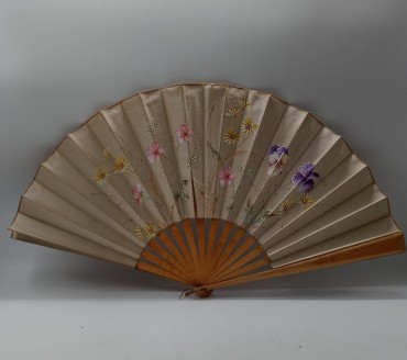 Leque com pintura assinada