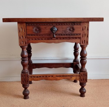 Duas mesas de cabeceira 