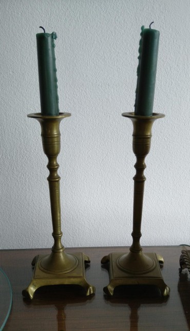 Par de castiçais de pequenas dimensões