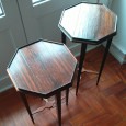 Par de mesas de apoio
