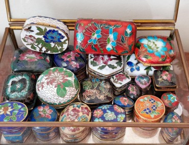 Lote de caixinhas em cloisonné e caixa de vidro 